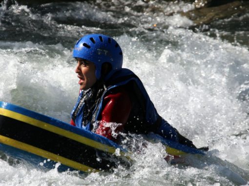 aguas_bravas_rio_esera_campo_santa_liestra._neopreno_reforzado_casco_chaleco_salvavidas_y_aletas_hidrospeedd_canoraft_canoa_aventura_deporte_de_agua_sobrarbe_ainsa_pirineo_aragones_25.jpg